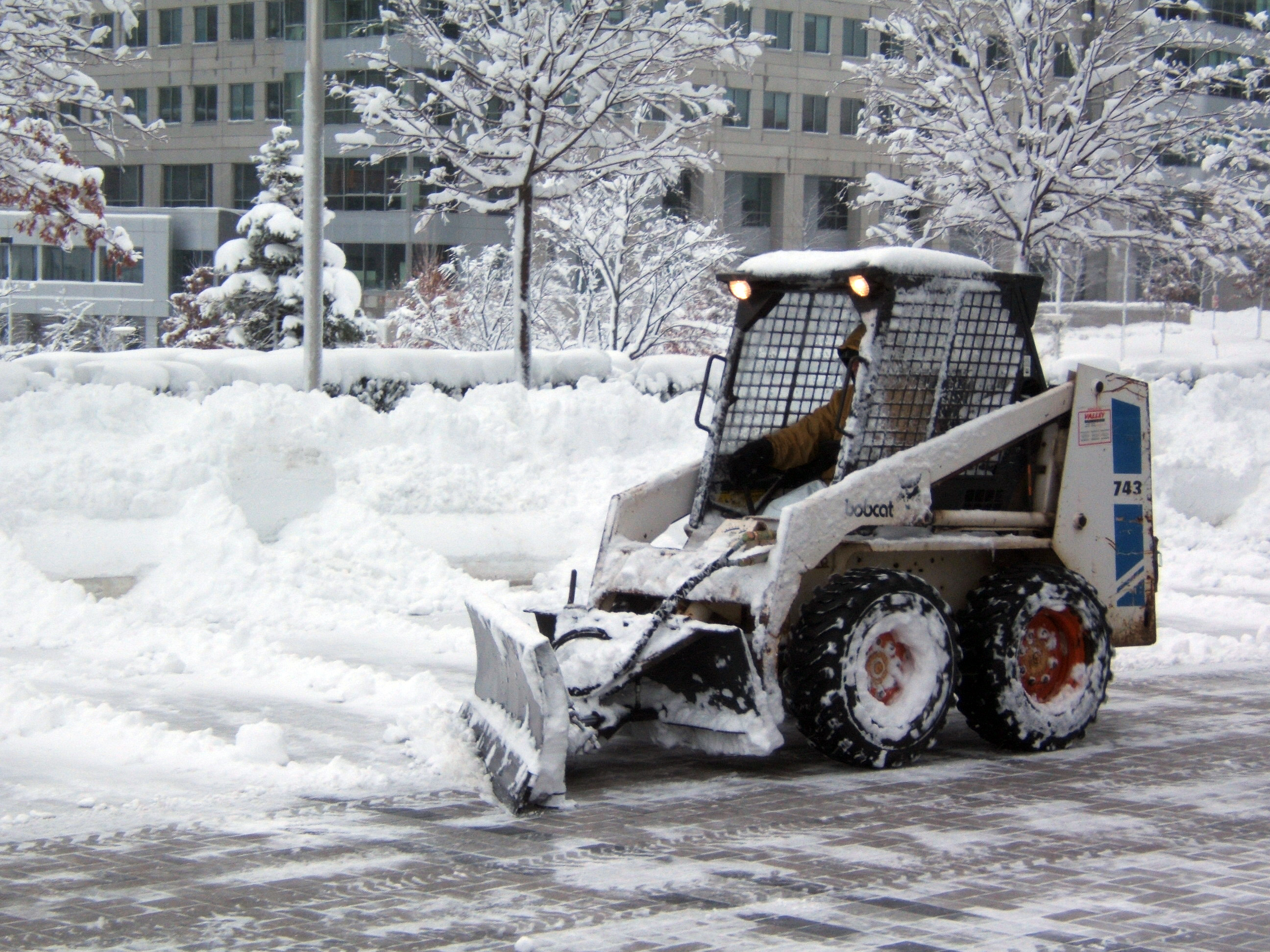 Погрузчик для снега. Bobcat s185 снегоуборка. Трактор Bobcat для уборки снега. Мини-погрузчик Bobcat для уборки снега. Бобкэт уборка снега.